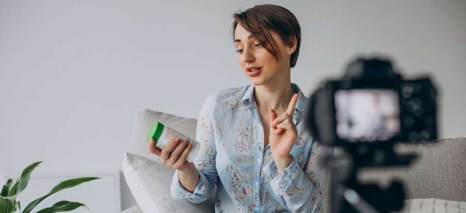 influenciadora digital atuando em campanha para promocao de um produto